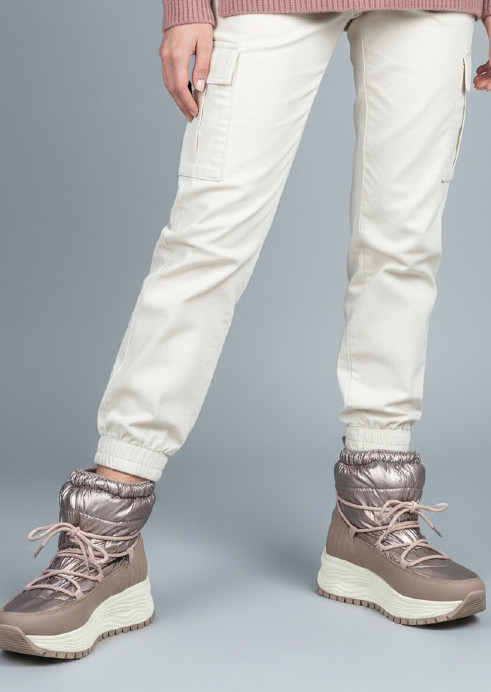 Jak stylowo wyglądać w śniegowcach?