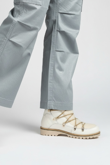 Ocieplane trapery damskie w modnych stylizacjach